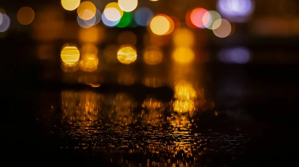 Islak Asfalt Neon Lambaların Yansıması Bir Projektör Duman Karanlık Boş — Stok fotoğraf