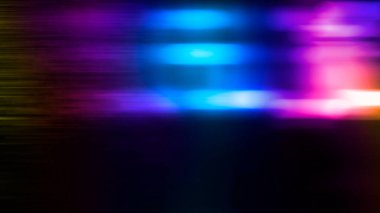 Islak asfalt, gece görüşü, beton zeminde neon yansıması. Gece boş sahne, stüdyo. Karanlık, soyut bir arkaplan. Ürün Şovu Spotlight Arkaplanı.