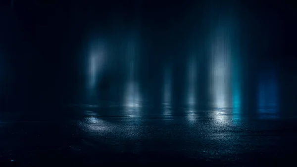 Calle Oscura Asfalto Mojado Reflejos Rayos Agua Fondo Azul Oscuro — Foto de Stock