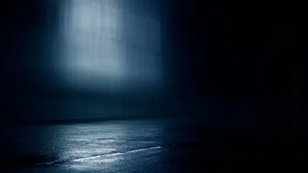 Calle Oscura Asfalto Mojado Reflejos Rayos Agua Fondo Azul Oscuro —  Fotos de Stock