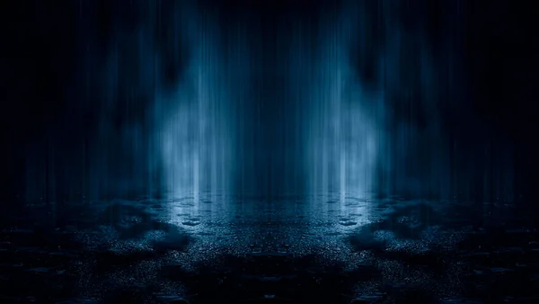 어두운 아스팔트 물속의 배경은 배경은 짙으며 스모그 어둠의 라이트 스포트라이트 — 스톡 사진