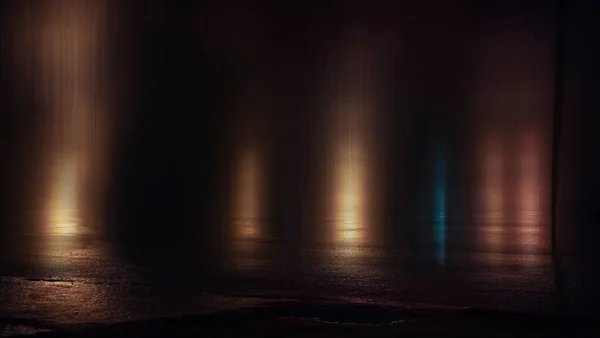 Sötét Utca Nedves Aszfalt Sugarak Tükröződése Vízben Absztrakt Sötétkék Háttér — Stock Fotó
