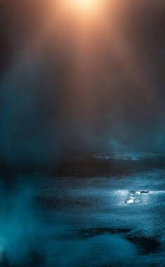 Karanlık sokak, ıslak asfalt, sudaki ışınların yansımaları. Soyut koyu mavi arka plan, duman, duman. Boş karanlık sahne, neon ışıklar, spot ışıkları. Beton zemin