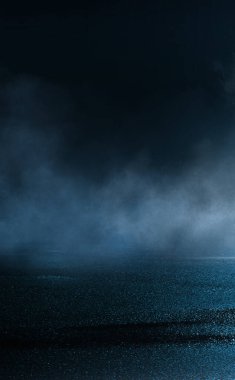 Karanlık sokak, ıslak asfalt, sudaki ışınların yansımaları. Soyut koyu mavi arka plan, duman, duman. Boş karanlık sahne, neon ışıklar, spot ışıkları. Beton zemin