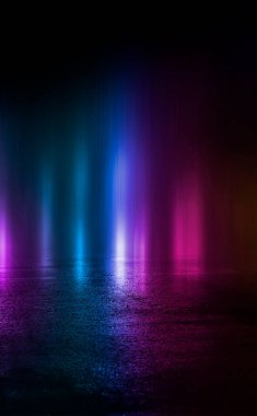 Islak asfalt, gece görüşü, beton zeminde neon yansıması. Gece boş sahne, stüdyo. Karanlık, soyut bir arkaplan. Ürün Şovu Spotlight Arkaplanı.
