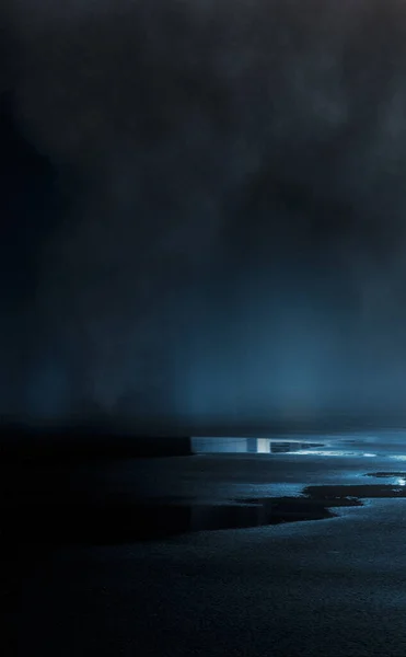 Dunkle Straße Nasser Asphalt Strahlenreflexe Wasser Abstrakter Dunkelblauer Hintergrund Rauch — Stockfoto