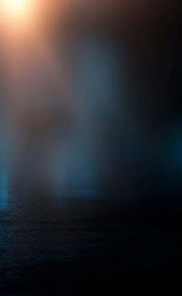 Karanlık Sokak Islak Asfalt Sudaki Işınların Yansımaları Soyut Koyu Mavi — Stok fotoğraf