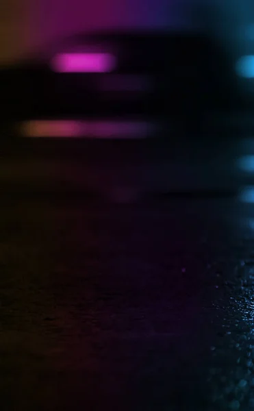 湿沥青 霓虹灯反射在混凝土地板上 晚上空舞台演播室黑暗的抽象背景 产品展示及聚光灯背景 — 图库照片