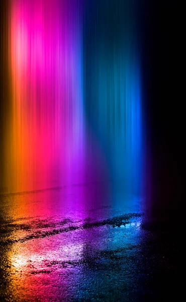 Nedves Aszfalt Éjszakai Kilátás Neon Tükröződés Betonpadlón Éjszakai Üres Színpad — Stock Fotó