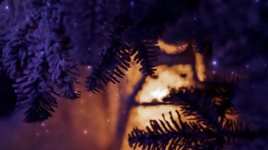 Ağacın altında gece feneri. Gece ışıkları, karanlık şenlik arka planı. Büyülü yeni yıl atmosferi. Gece görüşü, neon ışığı.