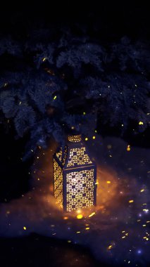 Ağacın altında gece feneri. Gece ışıkları, karanlık şenlik arka planı. Büyülü yeni yıl atmosferi. Gece görüşü, neon ışığı.