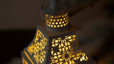 Ağacın altında gece feneri. Gece ışıkları, karanlık şenlik arka planı. Büyülü yeni yıl atmosferi. Gece görüşü, neon ışığı.