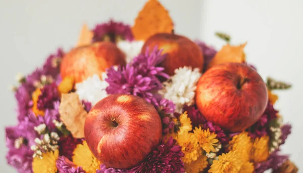 Jesienny Bukiet Kwiatów Jabłek Jesienne Jasne Tło Jabłkami Chrysontema Suche — Zdjęcie stockowe