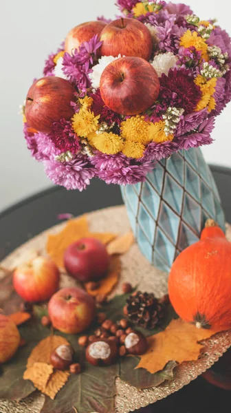 Herbstlicher Blumenstrauß Und Äpfel Herbst Hell Hintergrund Mit Äpfeln Chrysontema — Stockfoto