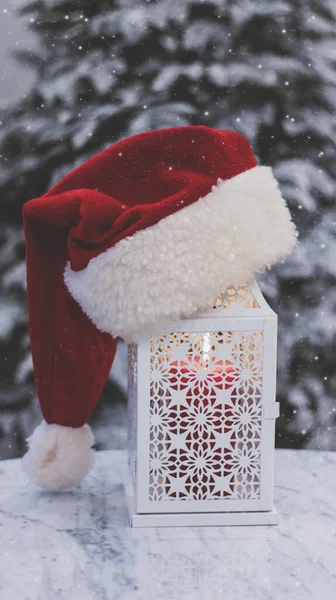 Nachtlaterne Auf Einem Marmortisch Vor Dem Hintergrund Eines Schneebedeckten Weihnachtsbaums — Stockfoto