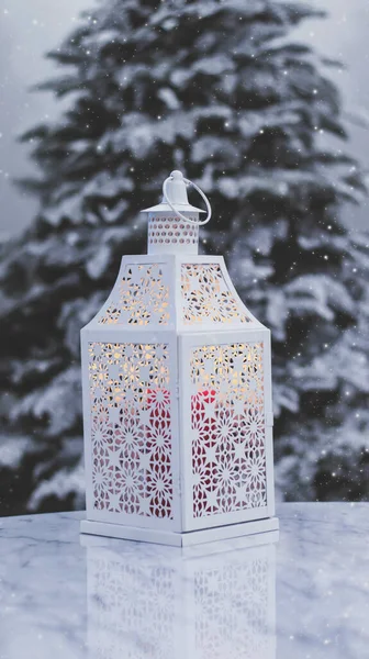 Nachtlaterne Auf Einem Marmortisch Vor Dem Hintergrund Eines Schneebedeckten Weihnachtsbaums — Stockfoto