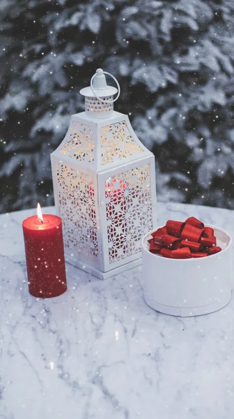 Nachtlaterne Auf Einem Marmortisch Vor Dem Hintergrund Eines Schneebedeckten Weihnachtsbaums — Stockfoto