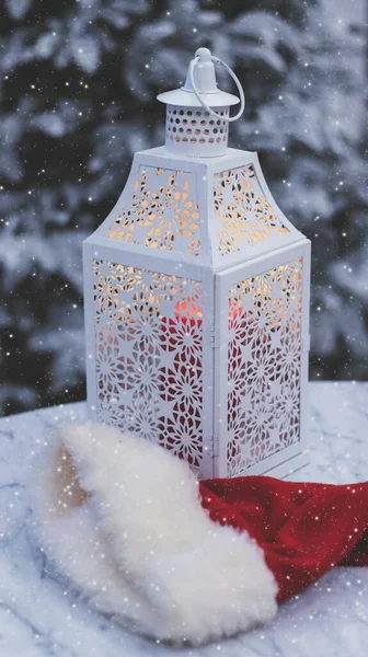 Lanterna Notturna Tavolo Marmo Sullo Sfondo Albero Natale Innevato Interno — Foto Stock