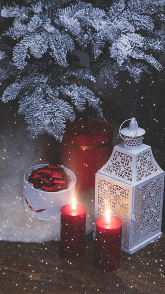 Interno Invernale Anno Nuovo Albero Neve Lanterna Notte Candele Regali — Foto Stock