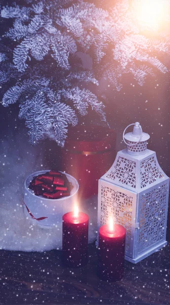 Interno Invernale Anno Nuovo Albero Neve Lanterna Notte Candele Regali — Foto Stock