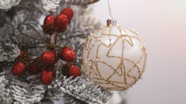 Noel balosu yakın plan, bulanık arka plan. Bir kartpostal için Noel arkaplanı. Noel ağacı süslemesi, ladin dalları, yılbaşı balosu..