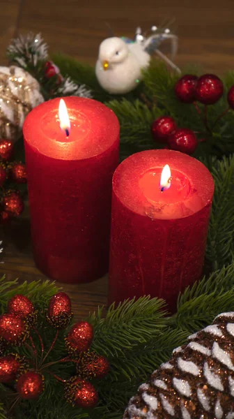 Rode Kaarsen Met Sparren Takken Een Speelgoeddennenappel Donkere Kerst Nieuwjaarsachtergrond — Stockfoto