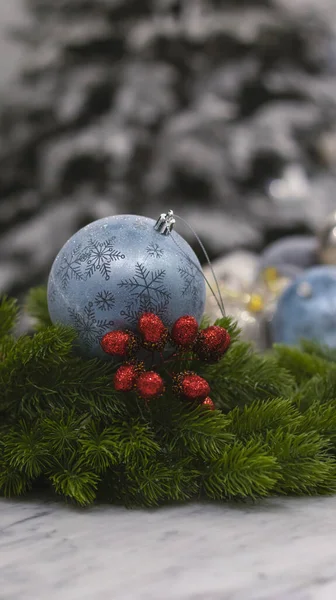 Weihnachtskugel Großaufnahme Verschwommener Bokeh Hintergrund Weihnachtlicher Hintergrund Für Eine Postkarte — Stockfoto