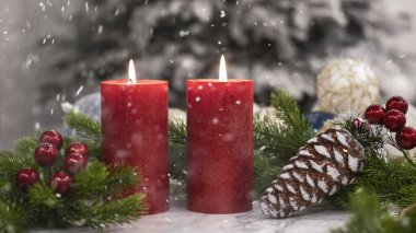 Noel oyuncakları, yakın plan, bulanık arka plan. Bir kartpostal için Noel arkaplanı. Spruce dalları, koniler, Noel baloları. Bir hediye ve kırmızı bir fiyonk..