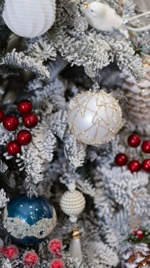 Noel topu karla kaplı köknar ağacı, yakın plan, bulanık bokeh arkaplan. Bir kartpostal için Noel arkaplanı. Noel ağacı süslemeleri, ladin dalları, yeni yıl oyuncakları..