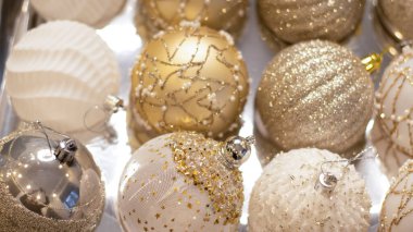 Noel topu karla kaplı köknar ağacı, yakın plan, bulanık bokeh arkaplan. Bir kartpostal için Noel arkaplanı. Noel ağacı süslemeleri, ladin dalları, yeni yıl oyuncakları..