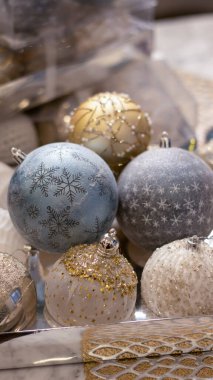 Noel topu karla kaplı köknar ağacı, yakın plan, bulanık bokeh arkaplan. Bir kartpostal için Noel arkaplanı. Noel ağacı süslemeleri, ladin dalları, yeni yıl oyuncakları..