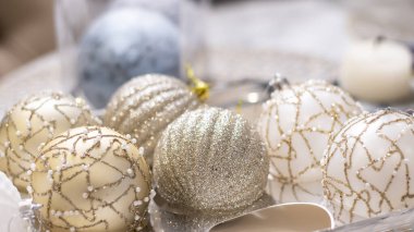 Noel topu karla kaplı köknar ağacı, yakın plan, bulanık bokeh arkaplan. Bir kartpostal için Noel arkaplanı. Noel ağacı süslemeleri, ladin dalları, yeni yıl oyuncakları..