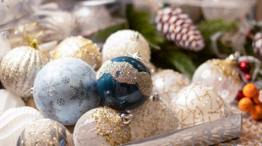 Noel topu karla kaplı köknar ağacı, yakın plan, bulanık bokeh arkaplan. Bir kartpostal için Noel arkaplanı. Noel ağacı süslemeleri, ladin dalları, yeni yıl oyuncakları..