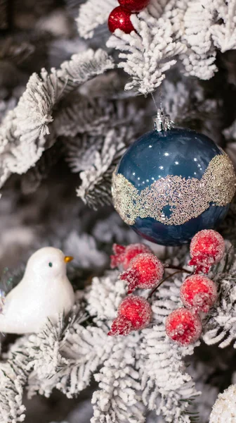 Vánoční Míč Zasněžené Jedle Zblízka Rozmazané Pozadí Bokeh Vánoční Pozadí — Stock fotografie