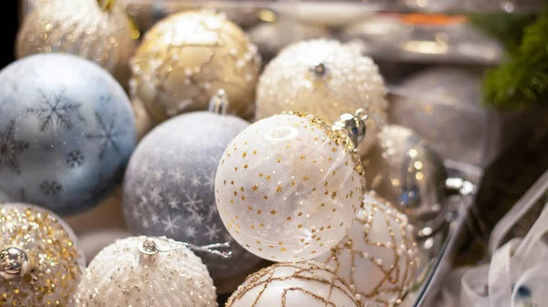 Weihnachtskugel Schneebedeckter Tannenbaum Nahaufnahme Verschwommener Bokeh Hintergrund Weihnachtlicher Hintergrund Für — Stockfoto