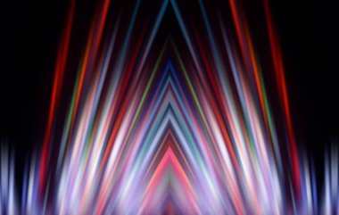 Karanlık arka planda ışık efekti, parlak ışıklar, bulanıklık, bokeh. Sudaki neon ışığın yansıması.