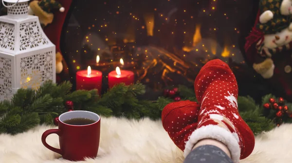 Frauenbeine Mit Socken Und Weihnachtskamin Rote Gestrickte Socken Vor Dem — Stockfoto