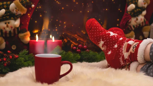 Frauenbeine Mit Socken Und Weihnachtskamin Rote Gestrickte Socken Vor Dem — Stockfoto