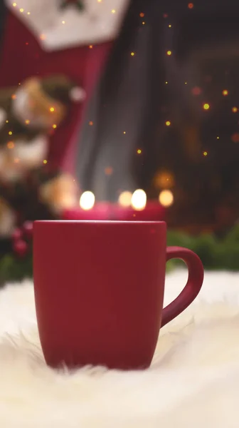 Rote Tasse Auf Dem Hintergrund Des Innenraums Des Neuen Jahres — Stockfoto