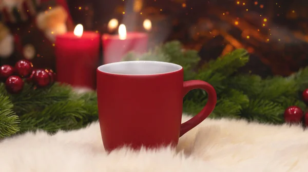 Rote Tasse Auf Dem Hintergrund Des Innenraums Des Neuen Jahres — Stockfoto