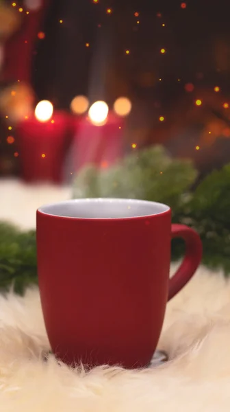 Rote Tasse Auf Dem Hintergrund Des Innenraums Des Neuen Jahres — Stockfoto