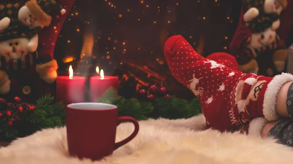 Frauenbeine Mit Socken Und Weihnachtskamin Rote Gestrickte Socken Vor Dem — Stockfoto