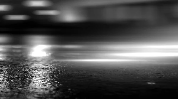 黑暗的街道 黑色的背景 潮湿的沥青路面上闪烁着光芒 排好队 抽烟黑暗城市街道 — 图库照片