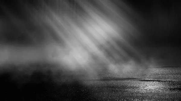 Sötét Utca Fekete Háttér Fényes Fény Nedves Aszfalton Sugarak Vonalak — Stock Fotó