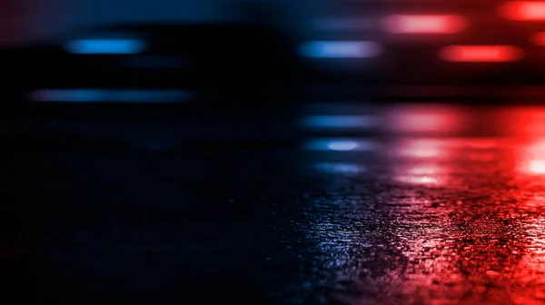 深色街道湿湿的沥青反射光线在水中摘要深蓝色背景烟雾空旷的黑暗场景霓虹灯 — 图库照片