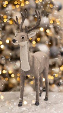 Noel şenliği arka planı, bokeh ışıkları olan köknar ağacı. Bokeh üzerinde muhteşem bir geyik, bir kartpostal için arka plan..