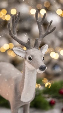 Noel şenliği arka planı, bokeh ışıkları olan köknar ağacı. Bokeh üzerinde muhteşem bir geyik, bir kartpostal için arka plan..