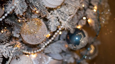 Noel şenliği arka planı, bokeh ışıkları ve yeni yıl baloları olan köknar ağacı..