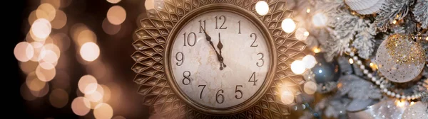 美しいボケの背景に黄金の新年時計 お祭りの背景 古典的な時計 暗い背景 黄金のボケ ラズベリーと夜の背景 — ストック写真