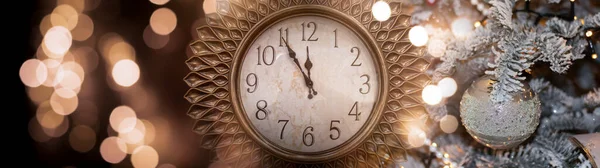 美しいボケの背景に黄金の新年時計 お祭りの背景 古典的な時計 暗い背景 黄金のボケ ラズベリーと夜の背景 — ストック写真